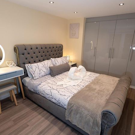 Cosy 1 Bedroom Basement Apartment With Private Patio Area London Luaran gambar